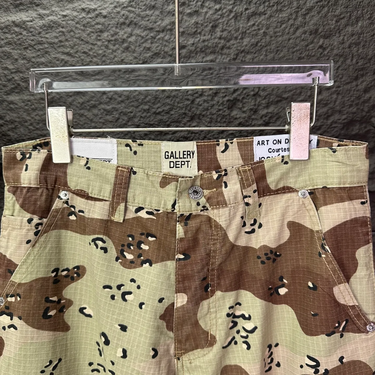 P240 GALLERY DEPT. 2025 new khaki brown camouflage couple style loose bootcut jeans 🔥High version🔥High version🔥Top ceiling quality. Styles with different wash textures, very friendly to people with thin legs and thick legs. The loose bootcut style is very flattering to the leg shape. Moderate length that never goes out of style, easy and casual to match, basic styling for various styles, a must-have in the wardrobe! The fabric is stiff but also makes the upper body soft without losing texture. The washing process is even more perfect. It is a must-have item for everyone! ! ! Washed wheat, hang tag, pants label, complete with three labels Color: khaki Size: 28, 30, 32, 34, 36 (five sizes)